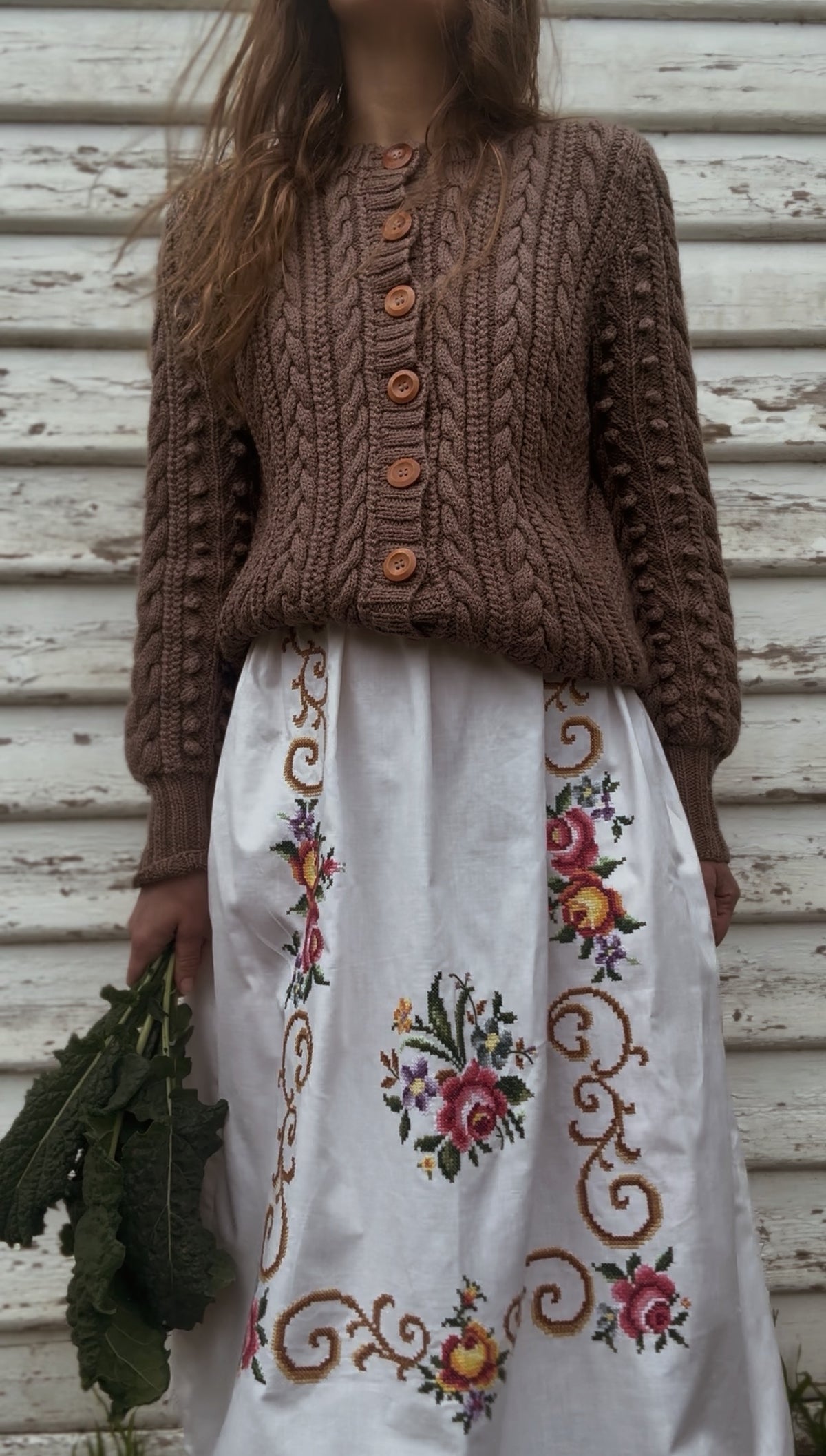 ONE OF A KIND VINTAGE EMBROIDERED ROSE SKIRT S-M
