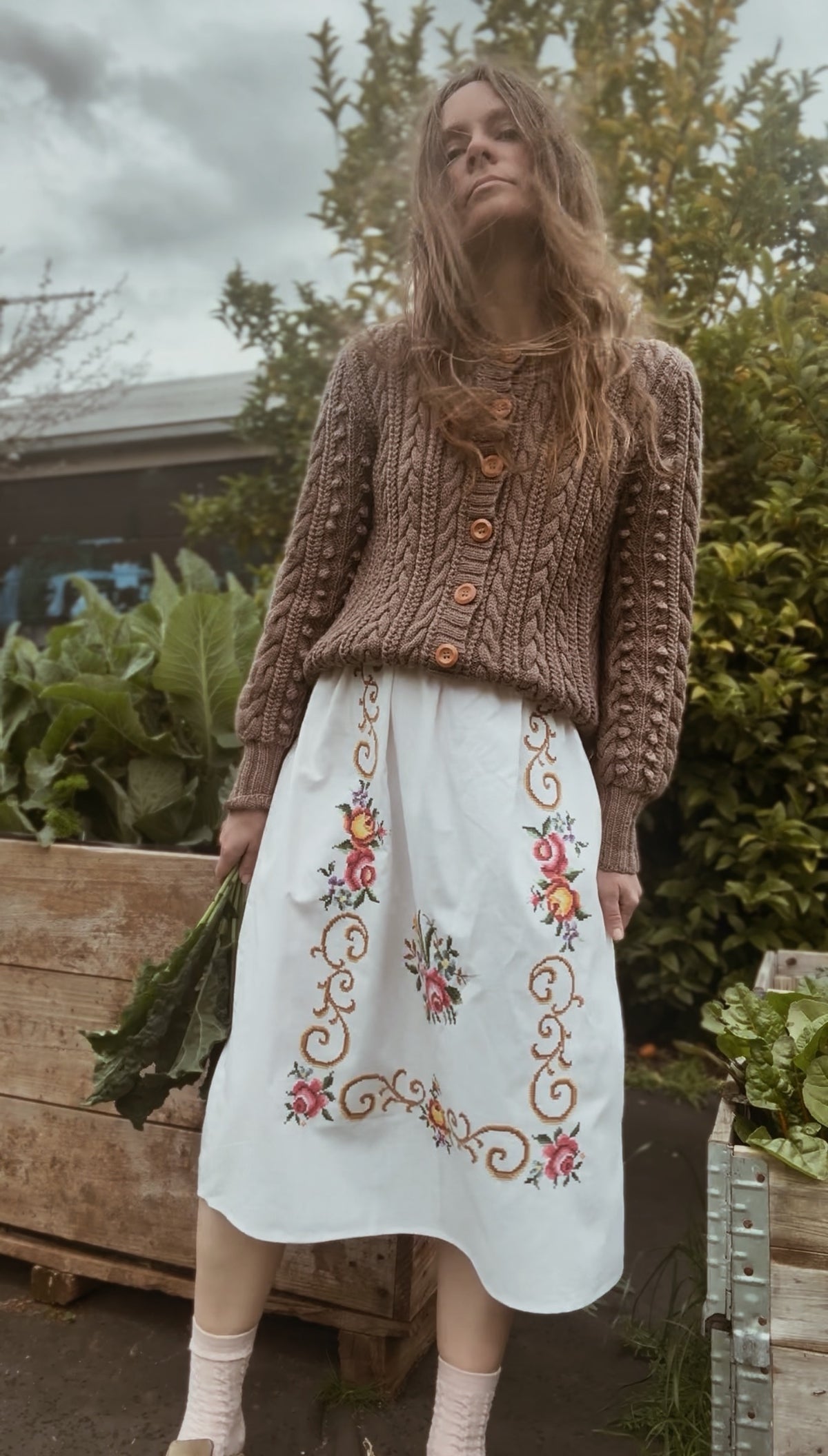 ONE OF A KIND VINTAGE EMBROIDERED ROSE SKIRT S-M