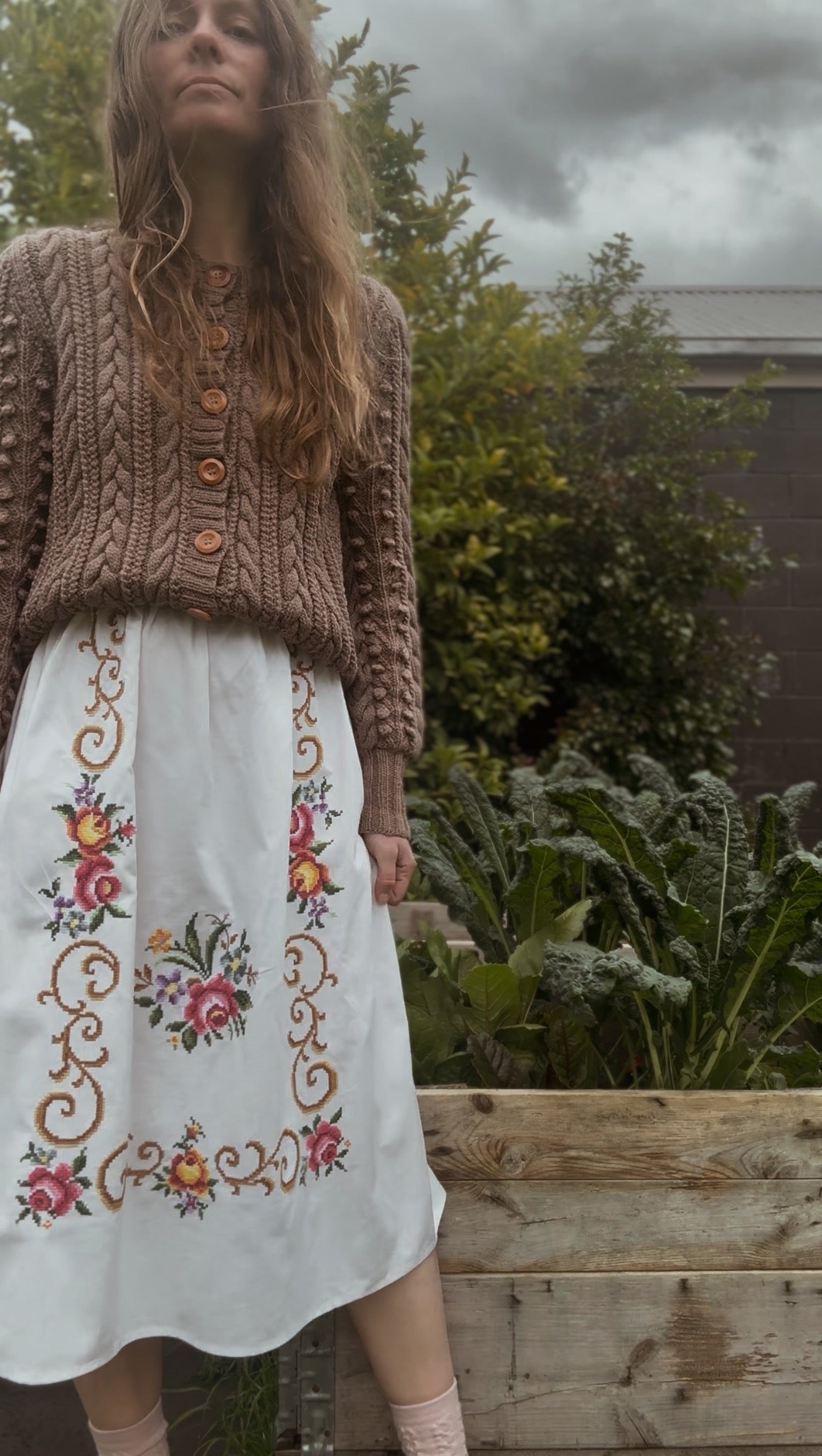 ONE OF A KIND VINTAGE EMBROIDERED ROSE SKIRT S-M