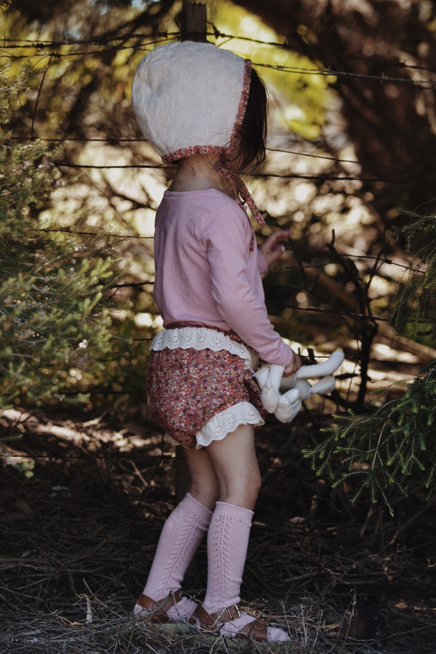 ANNABELLE GIRL'S REVERSIBLE BONNET DITSY FLORAL/ANTIQUE WHITE